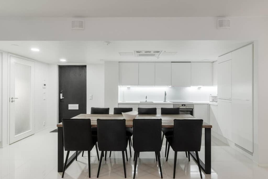 Sleek And Spacious 3 Bedroom Apartment In City Centre Helsingfors Exteriör bild